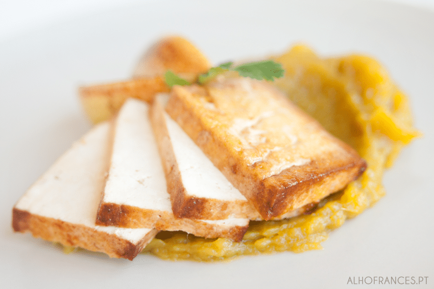 Batata Doce com Caril e Tofu em destaque